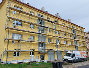 Izolace bytového domu s valbovou střechou